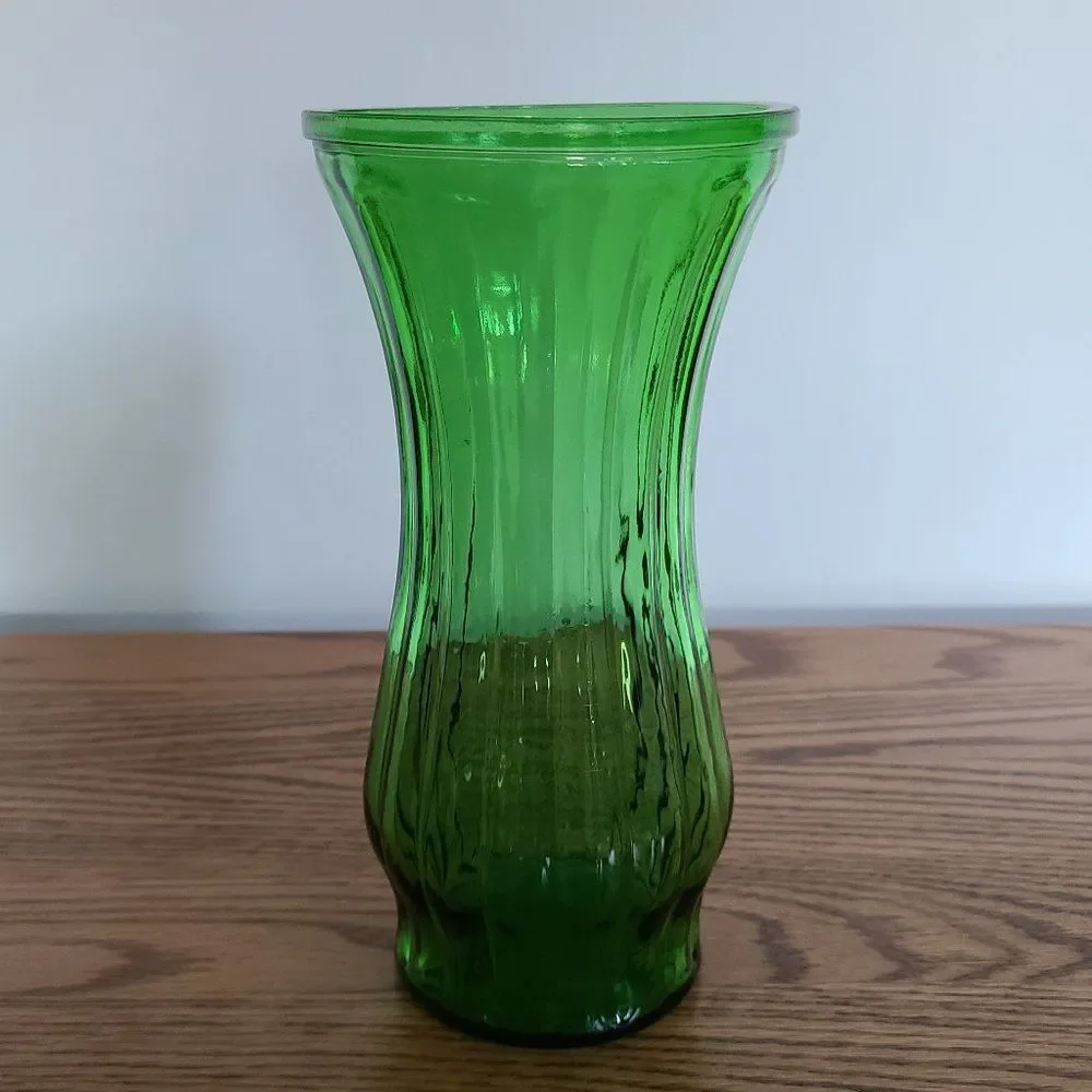 Hoosier Glass Tall Ribbed Swirled Curved Opulent Emerald Green Vase 4183 Vintage